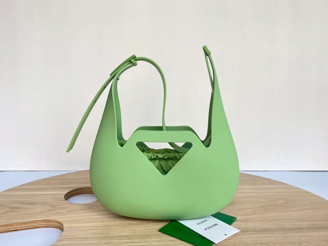 B's new model is coming [let me see] 696920 rubber shoulder bag Wow wow wow! The shape is simply the finishing touch. It is a shoulder bag made of velvet rubber. This special material makes the bag light, soft and practical. There is a nylon drawstring pouch inside that can be removed at will. It is really suitable for girls to store various small items. It is durable, lightweight, easy to store, looks good and has a sweet and high-end feel. This is so cute that I want to keep it privately. Dimensions: 27x17x7.5,